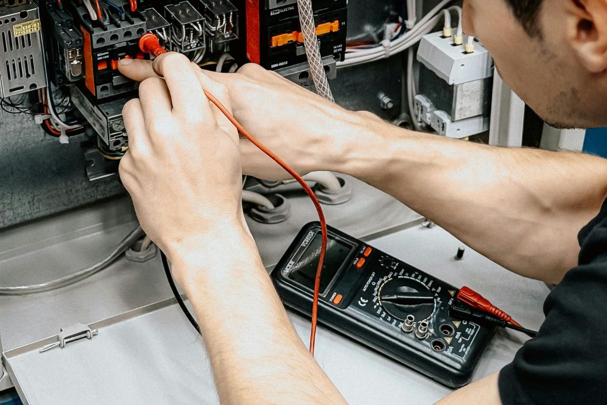 Captura de vídeo configuración tierra y neutro inversor modo isla off-grid 120V-0V