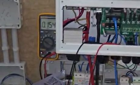 En instalaciones solares aisladas con inversores Deye, es vital garantizar la correcta conexión de neutro a tierra