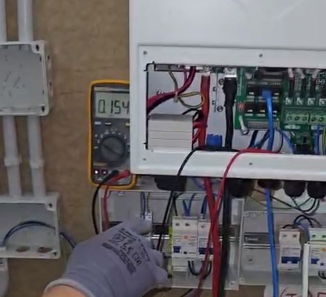 En instalaciones solares aisladas con inversores Deye, es vital garantizar la correcta conexión de neutro a tierra 1 En instalaciones solares aisladas con inversores Deye, es vital garantizar la correcta conexión de neutro a tierra